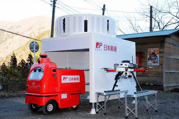 日本郵便、日本初のドローンと配送ロボットが連携した荷物配送実験の画像